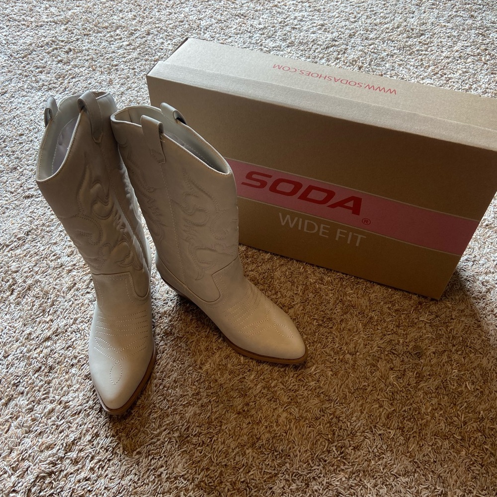 Soda Women's Cream Heeled Western Boots